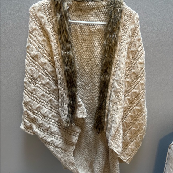 Cozy Cream Knit Sweater with Faux Fur Trim - Picture 1 of 1